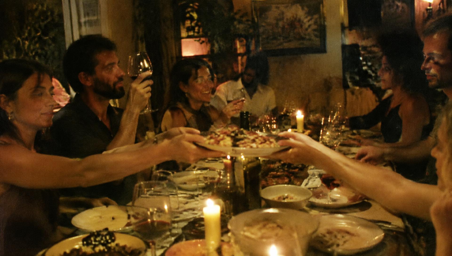 Tablée d'amis partageant un repas